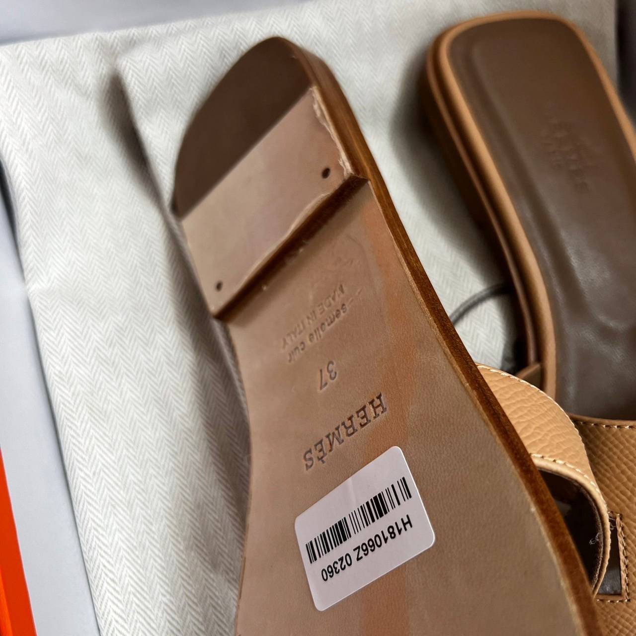 หนังแท้ Hermes sandal Epsom leather รองเท้าแตะงานสั่งตัตใช้สลับแท้ เกรดออริจินอล 1:1 เกรดเหมือนสุด มี series code ทุกคู่ พื้นรองเท้าทำจากไม้รองด้วยหนังแท้ 100% งานตัดเย็บปราณีตละเอียด ใส่สบาย ไม่ลื่น ใช้ทนนาน เกรดนี้คุ้มมาก ไม่ผิดหวังค่ะ ภาพสินค้าถ่ายจากง
