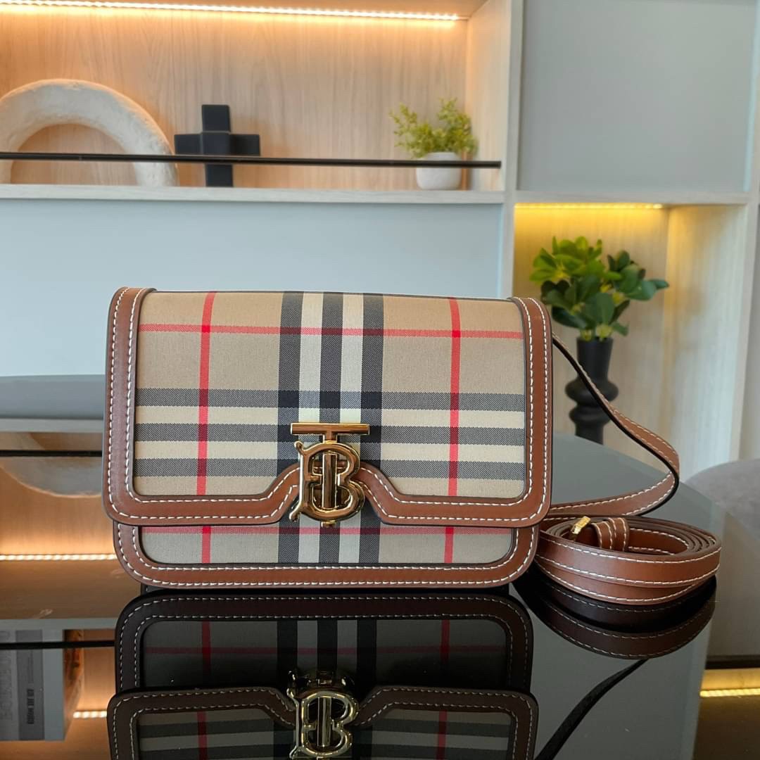 BURBERRY FRAGRANCES CROSSBODY BAG / BURBERRY FRAGRANCES QUITED LAMBSKIN BAG ตัวกระเป๋าเป็นผ้าตัดหนังแท้ Lambskin นิ่มสวยหรูดูดี เปิดปิดด้วยฝาปิดสัญลักษณ์รูปตัวB ภายในโล่งกว้าง ใส่มือถือ กระเป๋าสตางค์ได้
