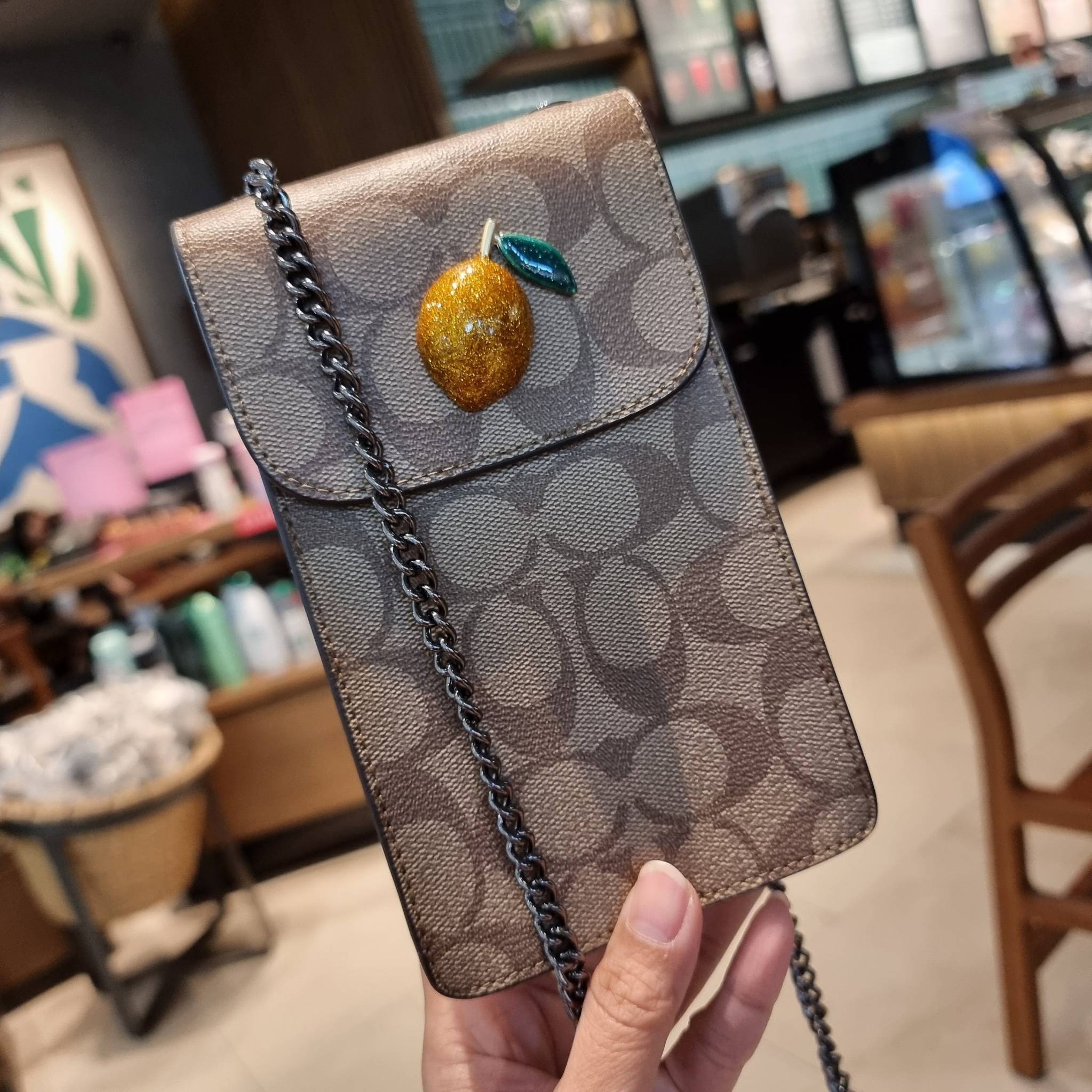 COACH F73486 NORTH/SOUTH PHONE CROSSBODY IN SIGNATURE CANVAS WITH FRUIT 🍒🍓🍋 แจกความสดใสกันอีกครั้ง!! กับกระเป๋าสะพายเอนกประสงค์ Case phone ใส่โทรศัพท์มือถือได้ทุกรุ่น ดีไซน์ลายผลไม้ฉ่ำๆ สวยมีเสน่ห์ 💖 วัสดุหนังแคนวาสคุณภาพ ฝ