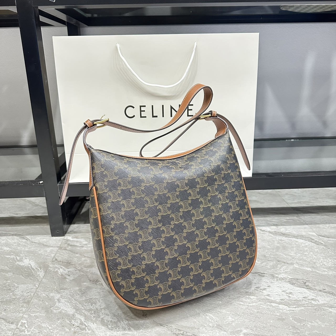 CELINE MEDIUM HELOÏSE BAG CUIR TRIOMPHE in supple / Celine Hobo Bag กระเป๋าสะพายทรงโฮโบ รุ่นฮอตตลอดไม่มีเอ้าท์ ใบใหญ่จะสัมภาระได้เยอะ สวยคลาสสิค เกรดออริ 1:1