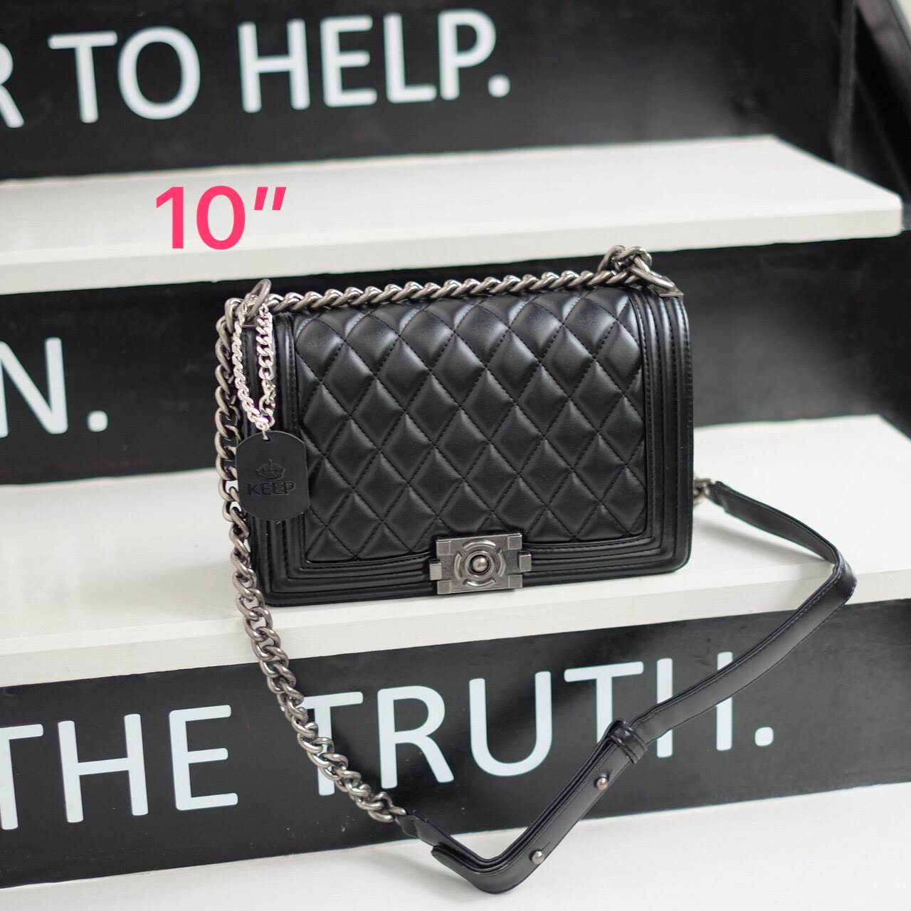 🎈รุ่นขายดีที่สุด!!!! KEEP Quited Boy Bag กระเป๋า ทรง boy style KEEP LOOK Cool มากๆ เลยน๊าใบนี้ ไม่มีถือว่า Out มากๆ 💘ตัวกระเป๋าอยู่ทรง ทำจากหนังแกะสังเคราะห์นิ่ม-ตึงสวย สายโซ่ มีที่รองไหล่ สะพายสบายคะ สายปรับ สั้น ยาวได้คะ ใบนี้ ไม่ต้องพูด