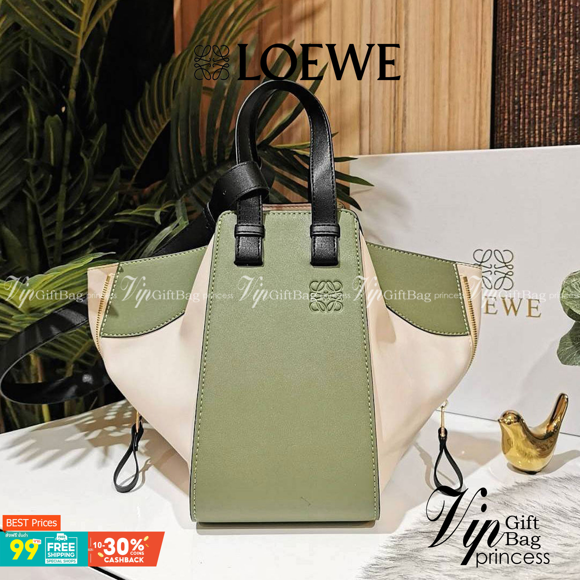 LOEWE HANDLE & SHOULDER BAG GIFT WITH PURCHASE GWP พรีเมี่ยมกิ๊ฟ Limited จาก LOEWE PERFUME DUTYFREE รุ่น Rare items สุดๆวัสดุหนังแท้ Calfskin หนังสวยดีไซน์มีเอกลักษณ์ ใบใหญ่กำลังดี น้ำหนักเบา สามารถปรับได้หลายทรงไม่จำเจ ด้านข้างมีซิปปรับขยายได้ ภายในโล่งก