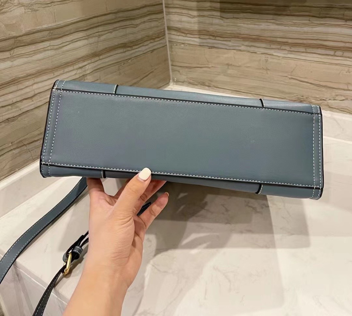 Tory burch ella canvas quadrant tote กระเป๋าสำหรับใช้ในวันที่มีกิจกรรมทางการ เช่น วันที่ไปเยี่ยมลูกค้าของบริษัทหรือประชุมสำคัญ อันดับแรกที่ควรคำนึงถึงเลยคือ "ความสุภาพของสีกระเป๋า" ในวันสำคัญเช่นนี้คุณควรเลือกกระเป๋าที่มีโทนสีเรียบง่ายสีสันไม่ฉู