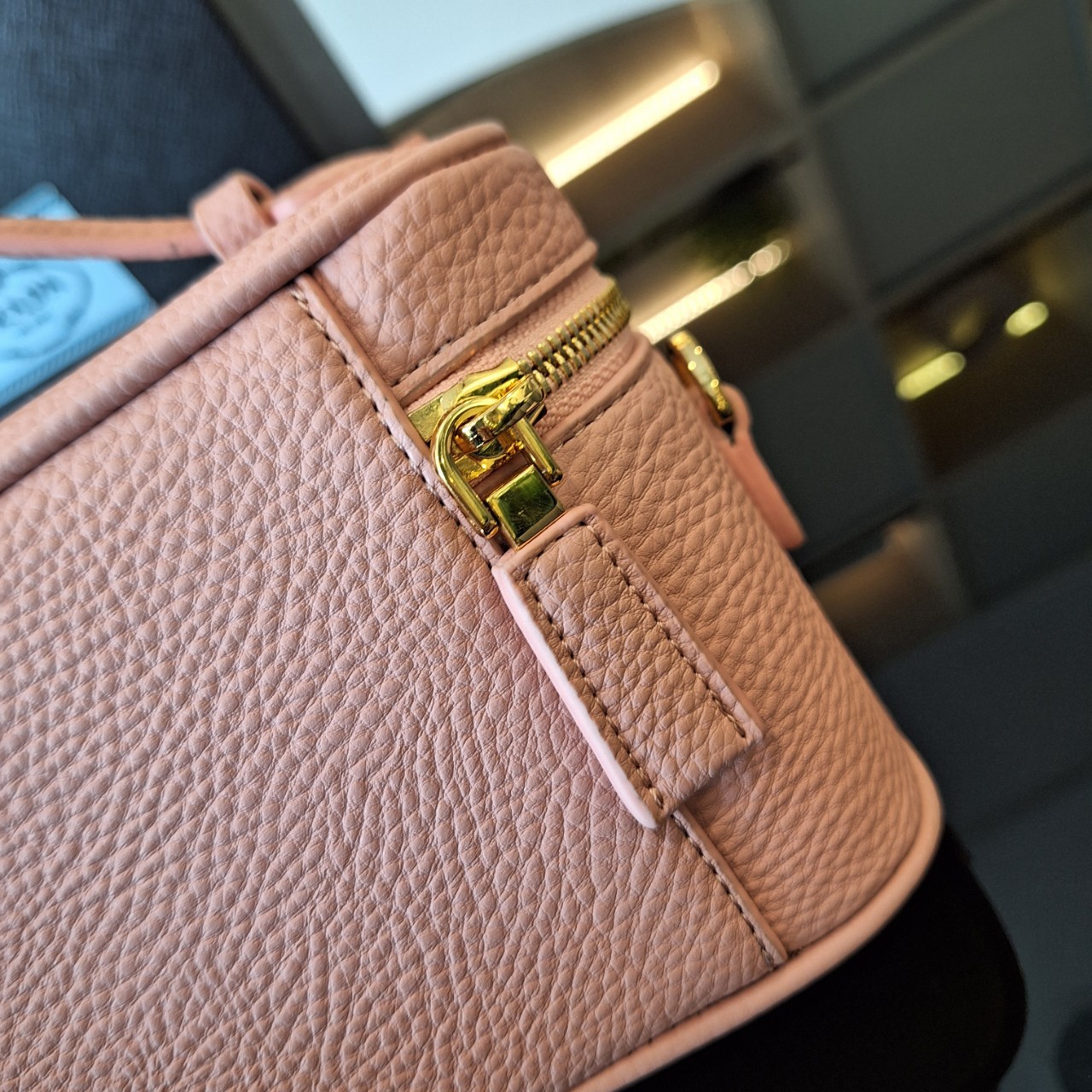 PRADA BOX BAG รุ่นใหม่จากแบรนด์ Prada กับทรง Mini Box ขนาดกำลังดี อยู่ทรงสวยมากกกก อะไหล่ทองทั้งใบ และยังมาพร้อมสายสะพาย