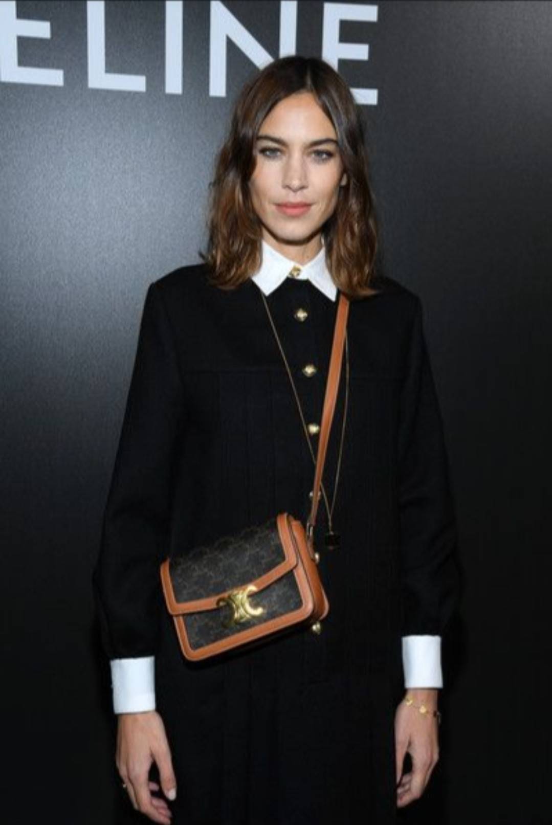 VIP 🥂 CELINE TEEN TRIOMPHE BAG IN TRIOMPHE CANVAS AND CALFSKIN ไม่มีไม่ได้เลยกับไอเท็มสุดคลาสสิค กระเป๋าสะพาย สวยอยู่ทรง ดีไซน์เป็นธรรมชาติ เนเชอรัลโทน ดูดี ดูแพง ไซส์กะทัดรัดมาใหม่ วัสดุหนังแคนวาสสลับหนังแท้ เปิด-ปิดด้วยตัวกดล็อค ใช้งานสะดวก ภายใ