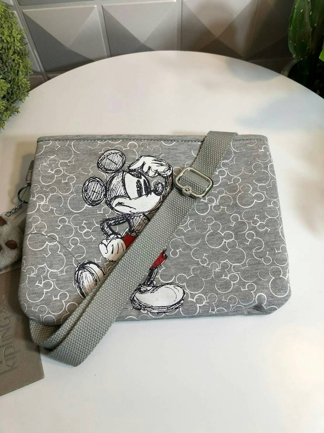 Kipling MAY Small 2-in-1 Pouch and Crossbody กระเป๋าสะพายหรือคาดเอว ขนาดมินิรุ่น Limited ทรงน่ารัก น้ำหนักเบา ใช้ได้ทั้งสองด้าน ด้านหน้ามีสกรีน mickey mouse ด้านหลังประดับโลโก้ มาพร้อมพวงกุญแจแบรนด์ เปิดปิดด้วยซิปสะดวกใช้ หัวซิปแบรนด์ มีหนึ่งช่องซิป และสา