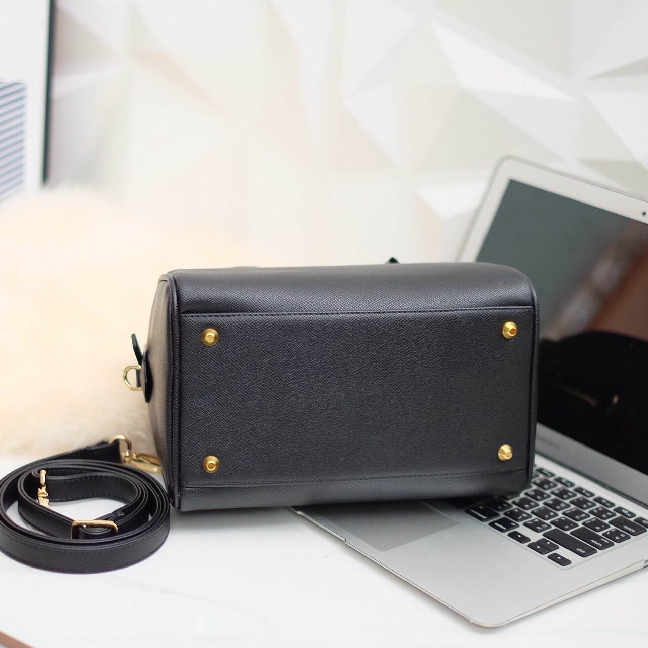 รุ่นขายดี สีดำ ผ้าพันลาย Polka dot เข้าเพิ่มละค่า ตัวนี้หนังลาย Epsom สวยหรู เวอร์วังมากคะ มาพร้อม ผ้าพันกระเป๋าเข้า set 😘🙏🏻 👜ดีเทลกระเป๋า 🌵สินค้าขายดี ขนาด มินิ สวยมากคะ >> รุ่น KEEP leather Pillow bag สวย น่