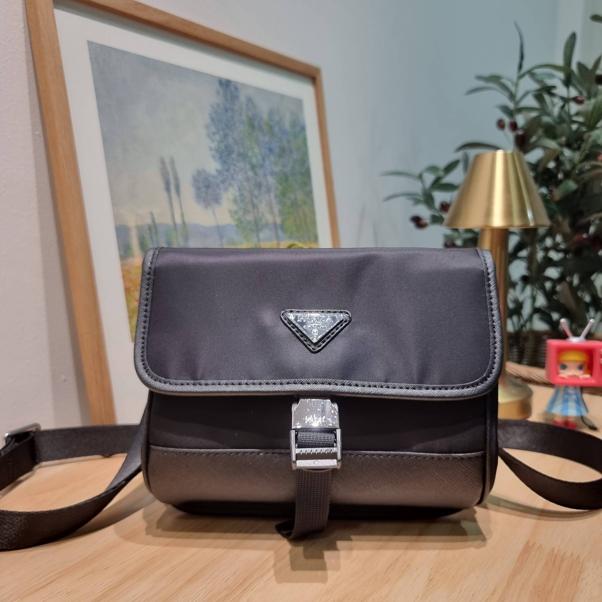 PRADA RE-NYLON AND SAFFIANO LEATHER SMARTPHONE CASE / PRADA Messenger Bag กระเป๋าสะพายสปอร์ต ดีไซน์หรู เรียบง่าย ดูแพง น้ำหนักเบา สายสะพายถอดออกได้
