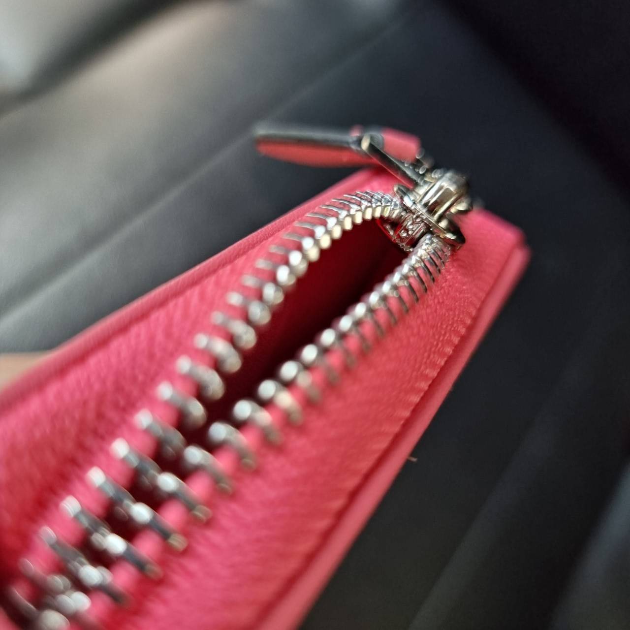 COACH F54630 ACCORDION ZIP WALLET IN SIGNATURE COATED CANVAS WITH LEATHER STRIPE กระเป๋าสตางค์ใบยาวรุ่นคลาสสิค คัดสีขายดีมาให้กันเลยจ้า ♥️ วัสดุหนังแคนวาสเคลือบลาย เปิด-ปิดด้วยซิปรอบ รูดใช้งานง่าย ใส่บัตรได้ มีช่องซิปใส่เหรียญ ใส่มือถือได้ พกใบนี้ใ