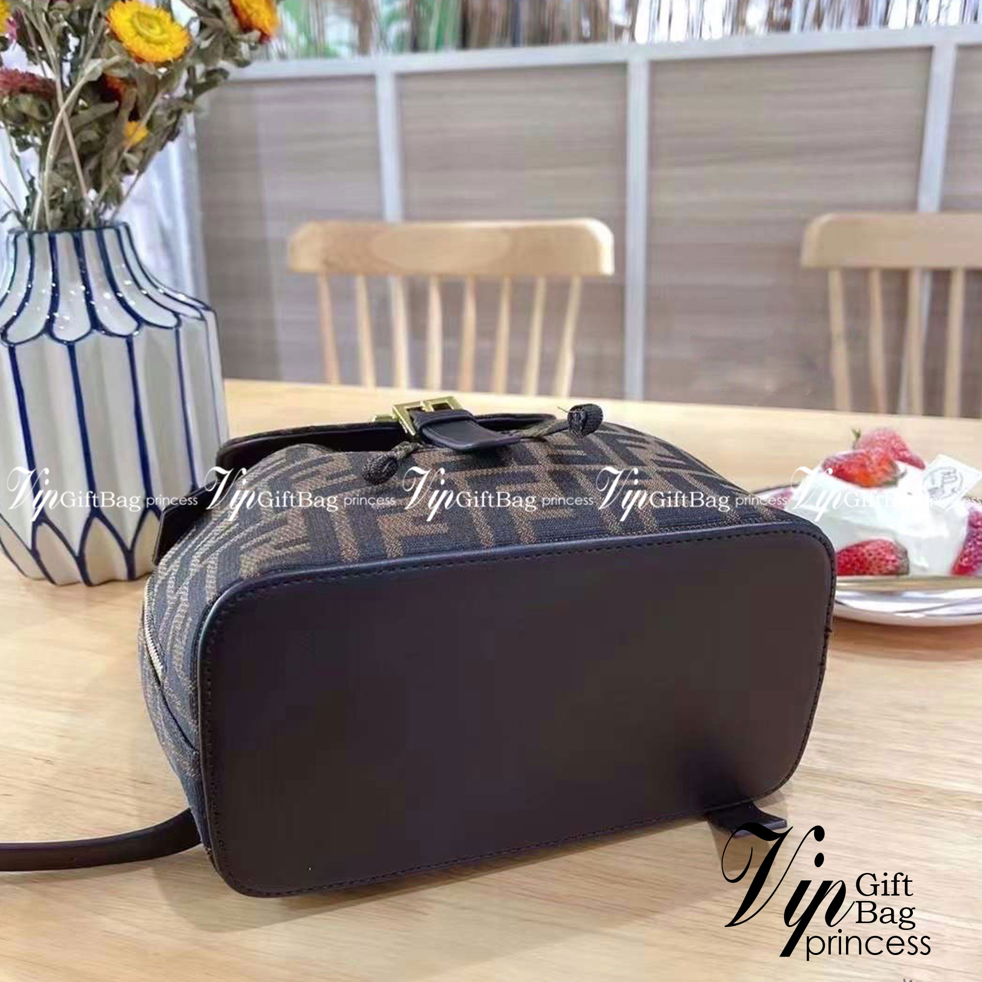 FENDI BACKPACK MONOGRAM กระเป๋าเป้เฟนดิ ทรงขนมจีบเปิดหน้า ผ้าทอลาย งานสวยปั้มทุกจุด ขนาดกำลังดีทรงน่ารักน่าใช้มากค่ะ ลายโมโนแกรมสวยตามฉบับแบรนด์ เด่นด้วยลายสัญลักษณ์แบรนด์ที่ฝากระเป๋า ตัดกับอะไหล่สีทอง ตกแต่งที่คล้องสายด้วยโลโก้ตัว FF สวยสะดุดตา ภายในกระเ