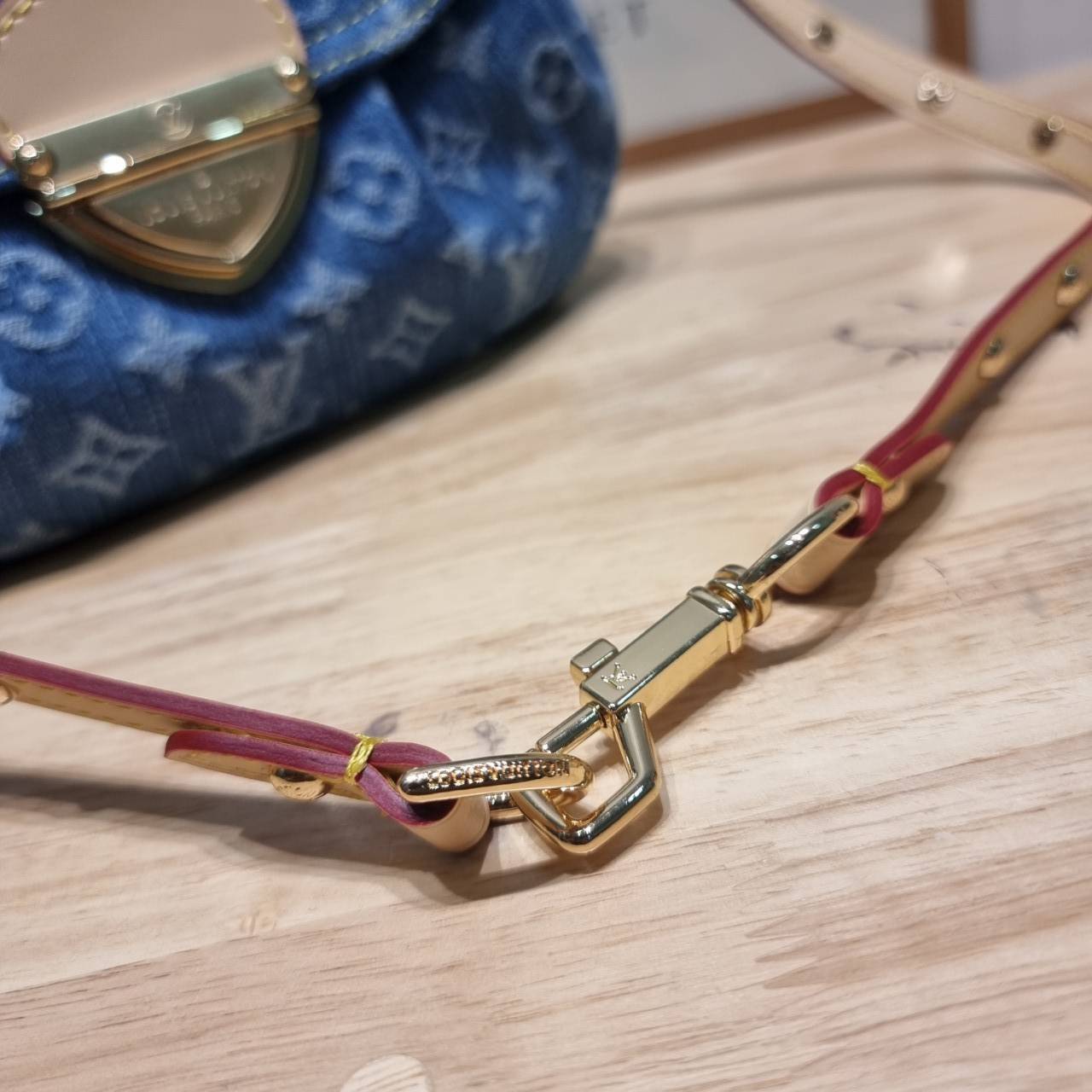 LV Sunset Denim Bag / LV Sunset Monogram Denim - Handbags แรงมากฉุดไม่อยู่ กับกระแสคอลใหม่ lvremix ดีไซน์แบบตัวมัม y2k รูปทรง baguette สวยดูแพง ใบนี้ก็ฉ่ำสุดๆ