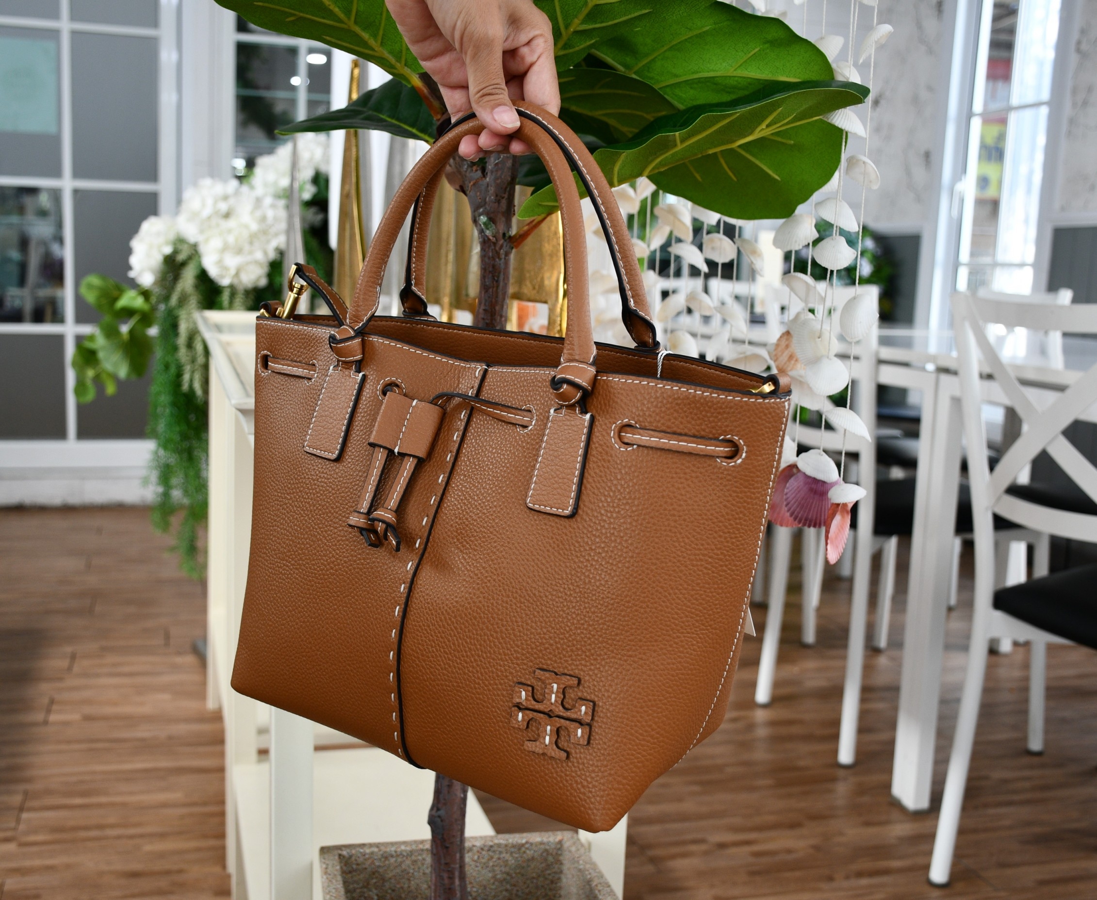 OUTLET 】TORY MCGRAW SMALL DRAWSTRING กระเป๋าถือหรือสะพายข้าง วัสดุหนังวัวแท้ อะไหล่ทอง เปิด-ปิดด้วยสายหนังรูด จะถือหรือสะพายข้างได้Crossbodyได้ น้ำหนักเบาจุของได้เยอะ ด้านหน้าประดับโลโก้แบรนด์ ด้านในมีช่องเล็กสำหรับใส่บัตรใส่ตังค์ได้ มีสายยาว ปรับสายได้ ถ