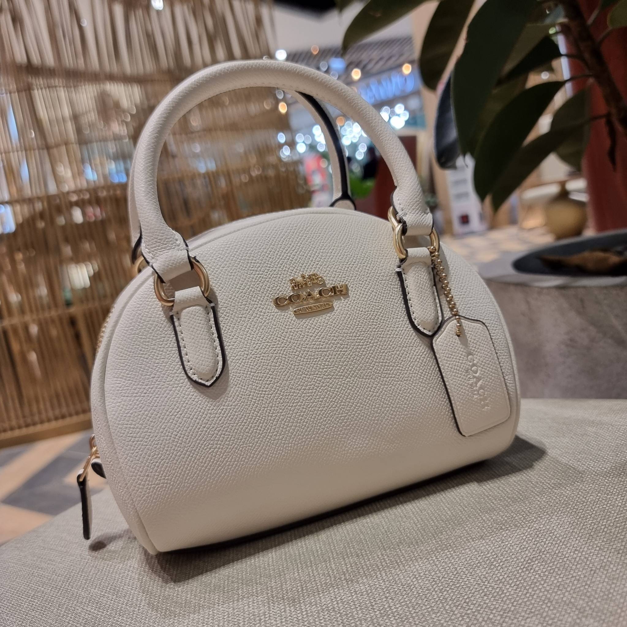 COACH SYDNEY SATCHEL BAG CA202 CA591 CB596 ใหม่ล่าสุด กับคอลที่สาวๆต้องหลงรัก กระเป๋าสะพายทรง satchel ที่มีรูปทรงดึงดูดสายตา สวยแรกเห็น วัสดุหนัง crossgrain พร้อมหูจับในตัว เปิด-ปิดด้วยซิป ภายในโล่งกว้าง ขนาดกำลังดี มีสายครอสให้ ปรับได้ตามชอบ ใบจริงลูกคุณ