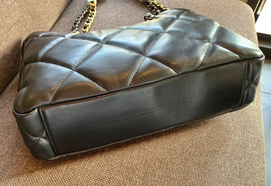 CHANEL SHOPPING BAG พร้อมส่ง ใหม่ล่าสุด และที่สุดของที่สุด กระเป๋าหนังแกะสังเคราะห์อย่างดี ใบใหญ่ 📌หนังนุ่มมากๆ ลายนวม หนังมีความลื่นเงาค่ะ 🌟โดดเด่นด้วยโลโก้แบรนด์และสายสะพายไหล่ใช้โลหะอย่างดีแถมสวยและหรูมากๆเลย ภายในกระเป๋ากว้างใส่สัมภาระ