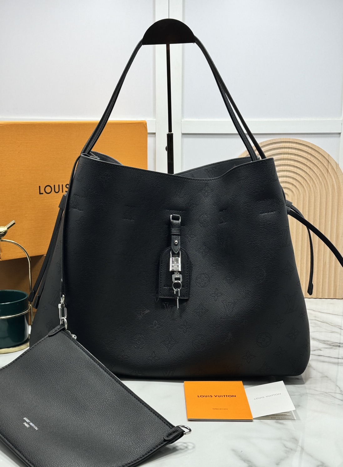 ORI หนังแท้ | LV Boundless Bag กระเป๋าสะพายทรงโท้ทใบใหญ่ ฉลุลายโมโนแกรมเต็มใบ สวยสุดคลาสสิก โทนสีเรียบง่ายใช้งานง่าย หรูหรามีระดับเหนือกาลเวลา