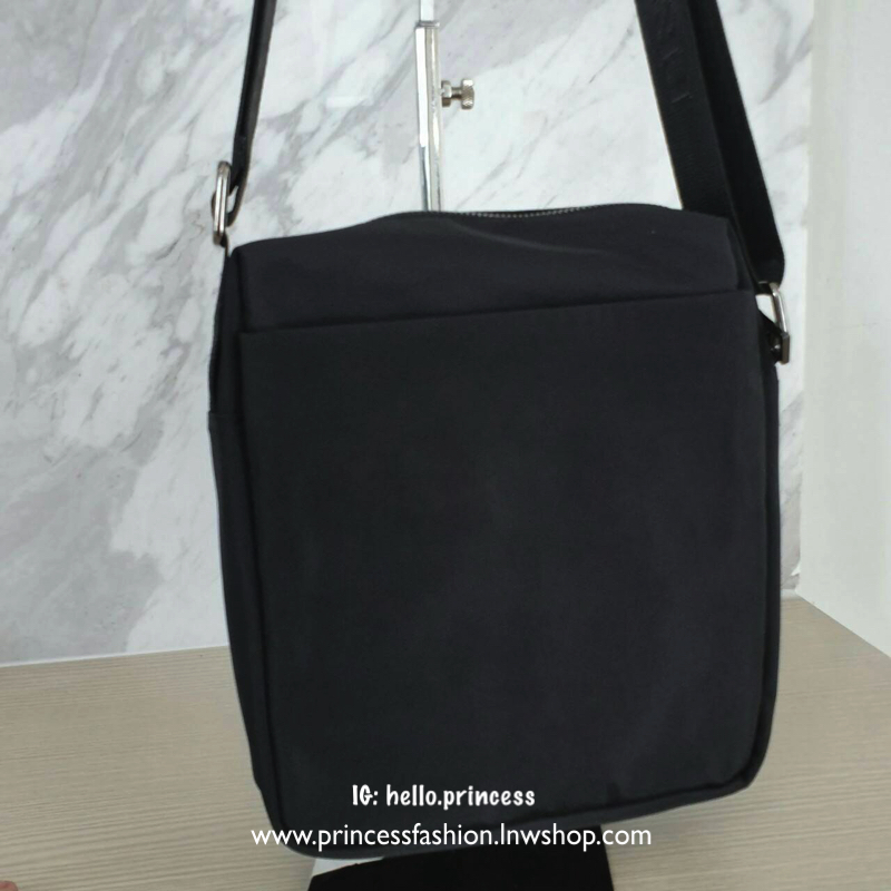 กระเป๋าสะพายข้าง แบรนด์PRADA วัสดุทำจากผ้า Nylon คุณภาพดี สามารถกันน้ำได้ เหมาะสำหรับผู้ชายสายลุยมากค่ะรุ่นนี้ ขนาดกะทัดรัดไม่ใหญ่ไม่เล็กเกินไป สามารถใส่ Tablet ipad ได้คะ อะไหล่สีเงิน ภายในมีช่องซิปใส่ของแยกได้ ด้านหน้ามีช่องซิปสำหรับใส่ของแยก มาพร้อมโลโ