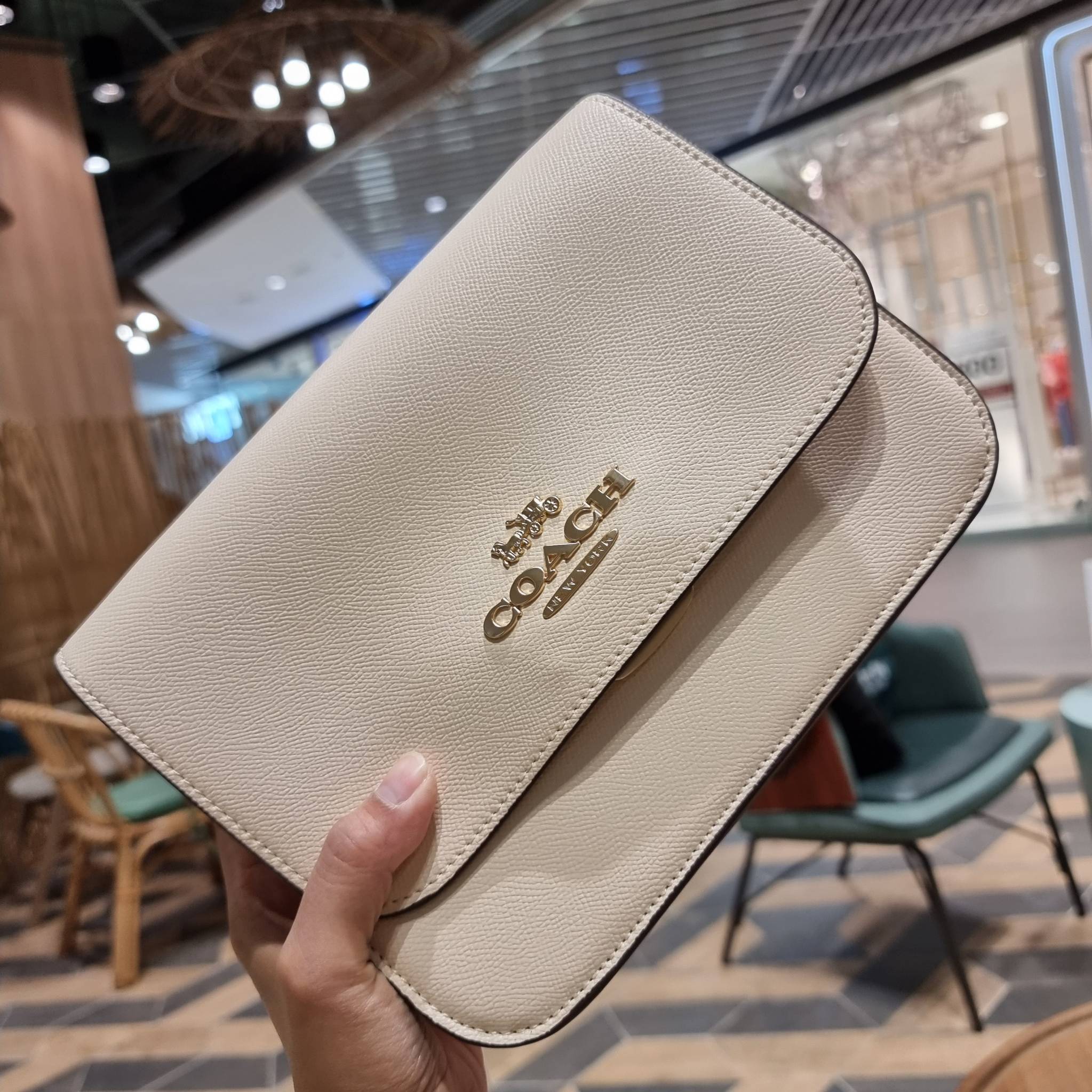 COACH C5632 BRYNN FLAP CROSSBODY แซ่บที่สุด ใหม่ที่สุด!! คอลเลคชั่นใหม่!! มองยังไงก็หลงรักละสายตาไม่ไหว กระเป๋าสะพายข้างลุคไฮน์ ที่ดีไซน์ออกมาได้ปัง และดูแพงมากๆ ด้วยดีเทลคลาสสิค รูปทรงใช้งานง่าย เรียบๆแต่มีดีเทล วัสดุหนัง crossgrain สวยคม!!! เปิด-ปิดด้วย