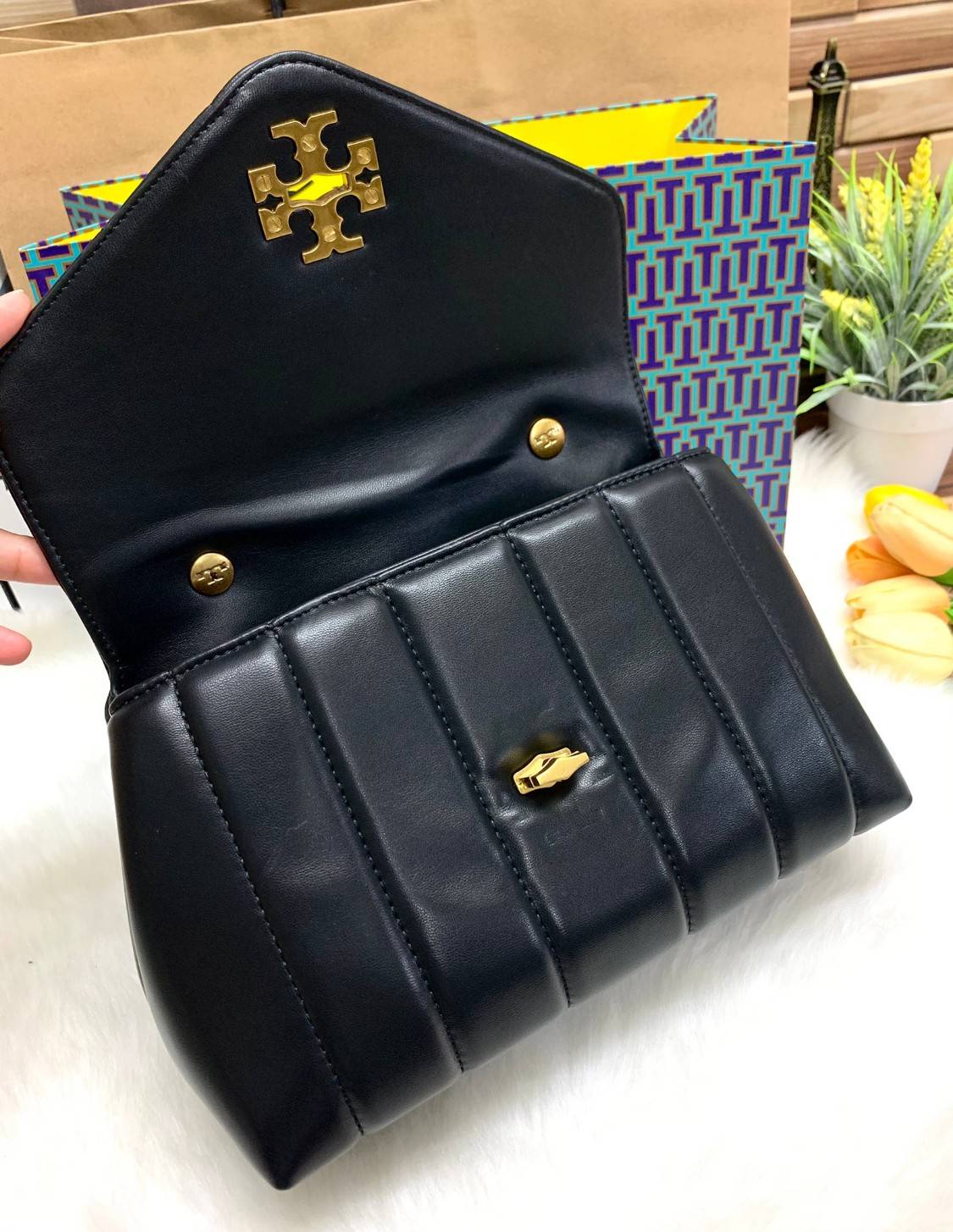 TORY BURCH KIRA QUILTED SMALL BAG พร้อมส่งที่ไทย ไม่ผิดหวังแน่นอนค่ะ! กระเป๋าหิ้วหรือสะพายข้างได้ วัสดุหนังแกะแท้ทั้งใบ ((หนังแกะจะมีคุณภาพดีเงานิ่มและแพงกว่าหนังวัวจ้า)) หนังนิ่มสวยงามมากๆค่ะ เปิดปิดกระเป๋าแบบหมุนล็อคแบบโลโก้แบรนด์ ใช้อะไหล่คลาสสิคดูหรูเ