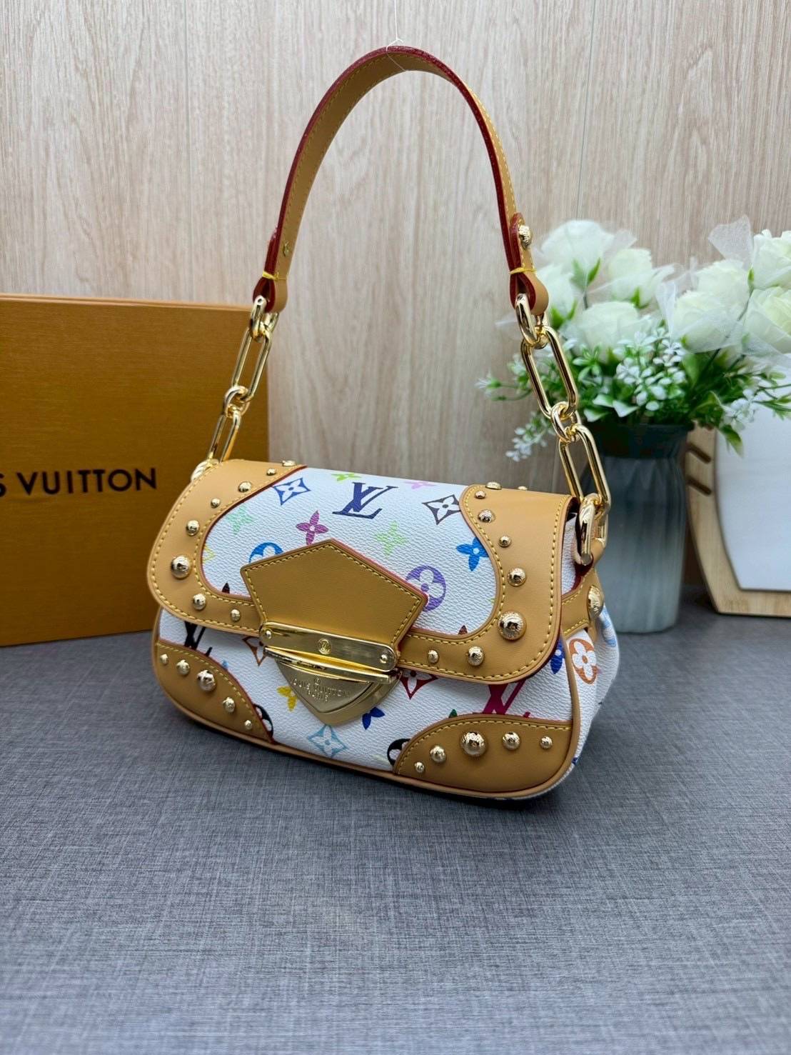 ORI หนังแท้ | Lv Marilyn White Multicolor Monogram Canvas Shoulder Bag กระเป๋าสะพายสไตล์วินเทจ ดีไซน์สีสันสดใสน่ารัก มีชีวิตชีวา โดดเด่นด้วยตัวล็อคด้านหน้าแบบกดขนาดใหญ่ จะถือแบบคล้องแขนหรือสะพายไหล่ก็ได้