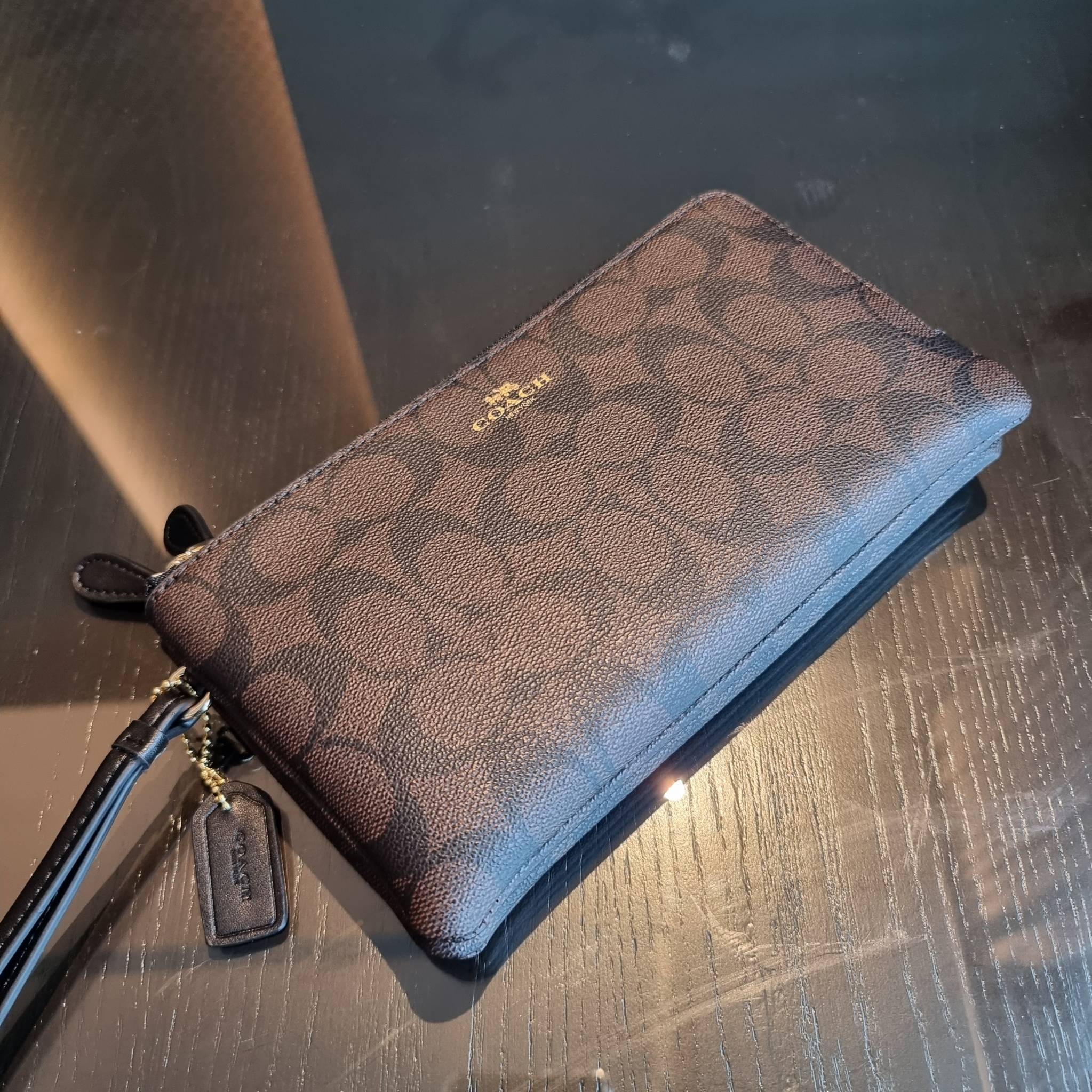 COACH F54057 DOUBLE ZIP WALLET IN SIGNATURE กระเป๋าคล้องมือ size L ใบนี้ใส่มือถือได้ทุกรุ่น ขนาดกำลังดี พกพาสะดวกมากๆ วัสดุหนังสังเคราะห์ ภายในเป็นผ้าสีสวยคม ใส่ธนบัตร ใส่บัตรได้เยอะ ใส่มือถือได้สบายๆทุกรุ่น ตอบโจทย์สาวๆที่ไม่ชอบพกเยอะวุ่นวายจ้า ใบนี้เอาอ