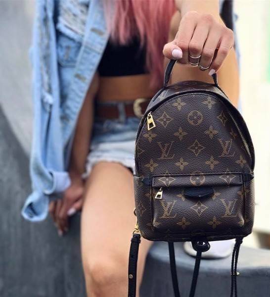 LV Backpack Size Mini | สายสะพายเล็ก ถอดได้ LV palm springs New in!! เข้าแล้วกับไอเท็มยอดฮิต หรูหราพร้อม box set สุดสวย ที่สุดของความคุ้มค่า LV palm springs กระเป๋าแบ็คแพ็ค มาให้เลือก 2 ไซส์ ขายดี วัสดุหนังแคนวาสคุณภาพดี มีช่องซิปแบ่งสัดส่วน ใบเล็กสายวะพา