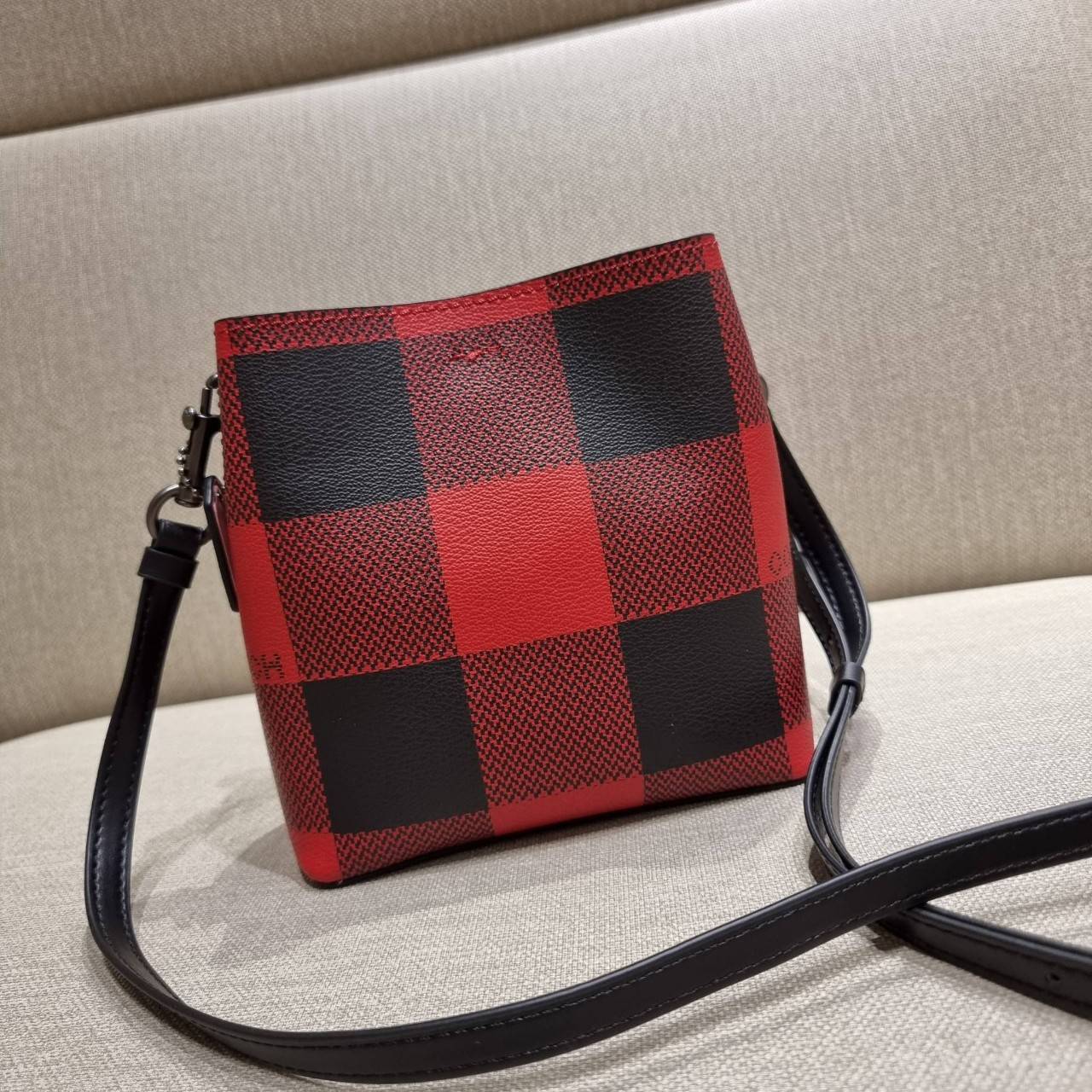 COACH MINI TOWN BUCKET BAG IN SIGNATURE CANVAS WITH VINTAGE MINI ROSE PRINT ((7270 7268 7267)) คอลเลคชั่นใหม่ล่าสุด!! น้องสาวคนสวยมาแล้วจ้า สดใสต้อนรับเทศกาลคริสต์มาส 🎅🎄 กระเป๋าบัคเก็ต ไซส์มินิ ใบจริงน่ารักม้าก!! น่าใช้แบบที่สุด วัสดุหนังแ