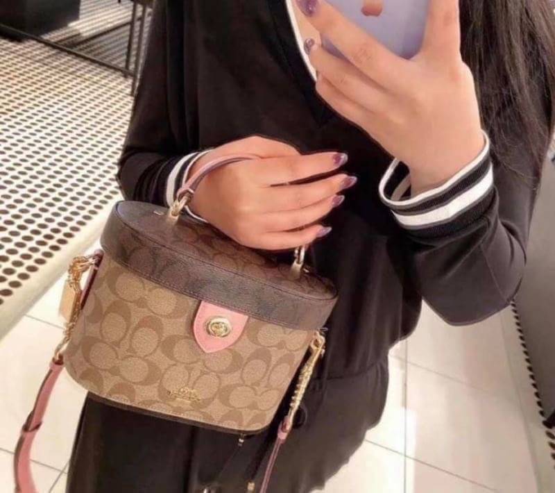 COACH KAY CROSSBODY IN SIGNATURE ((78277)) กลับมาอีกครั้ง! กระเป๋าหิ้ว//สะพายแบบครอสบอดี้ร์ หนังแท้นิ่มสวย เปิดปิดกระเป๋าแบบหมุนล็อค ภายในโล่งสามารถใส่กระเป๋าเงินใบกลางได้;มือถือได้ทุกรุ่น; มีช่องเล็กให้ใส่ของจุกจิก;ซัปในบุผ้าอย่างดีเลยค่ะ มาพร้อมสายสะพาย