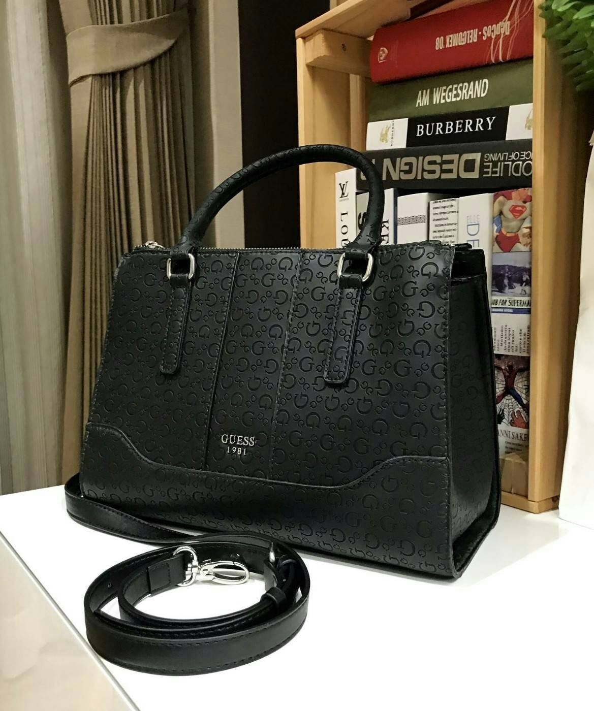 GUESS WOMAN SINGNATURE HANDBAG 2019 กระเป๋าสะพายรุ่นใหม่ล่าสุดจาก GUESS FACTORY หนังสวยอยู่ทรงปั้มลาย Singnature รอบใบ ด้านหน้าประดับโลโก้แบรนด์ ภายในมีโลโก้ ซับในลายแบรนด์ มีช่องแบ่งหลายช่องทั้งช่องซิปและช่องเล็ก ใส่ของแยกเป็นสัดส่วนสะดวกใช้ ขนาดกำลังดีส