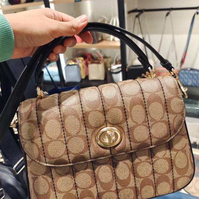 OUTLET 】COACH C5645 MARLIE TOP HANDLE SATCHEL IN SIGNATURE CANVAS WITH QUILTING ดีไซน์ใหม่ กระเป๋าถือ/สะพายข้าง ออกแบบมาไม่เหมือนใคร โดดเด่นด้วยการเย็บบุหนัง โชว์ดีเทลลายเส้น ตกแต่งโลโก้ด้านข้างอะไหล่ทอง วัสดุหนังแคนวาสสลับหนังแท้ เปิด-ปิดด้วยตัวล็อคแน่นห