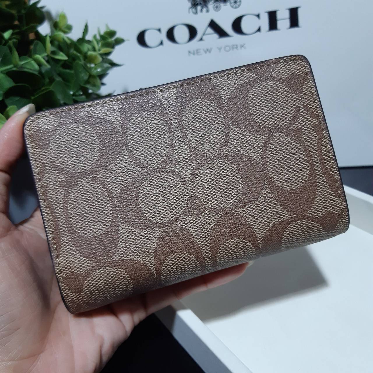 ของแท้ COACH F23553 MEDIUM CORNER ZIP WALLET IN SIGNATURE CANVAS กระเป๋าสตางค์ใบกลาง ขนาดกำลังเหมาะมือ
