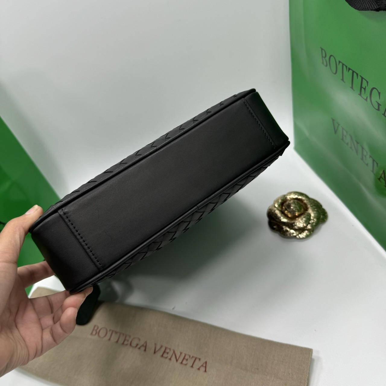 BOTTEGA Messenger Bag กระเป๋าสะพายเมสเซนเจอร์ ดีไซส์สานเป็นเอกลักษณ์ everyday look เอาใจหนุ่มๆ สวยเท่คลาสสิก เกรดออริ 1:1 ใช้งานต่างประเทศได้