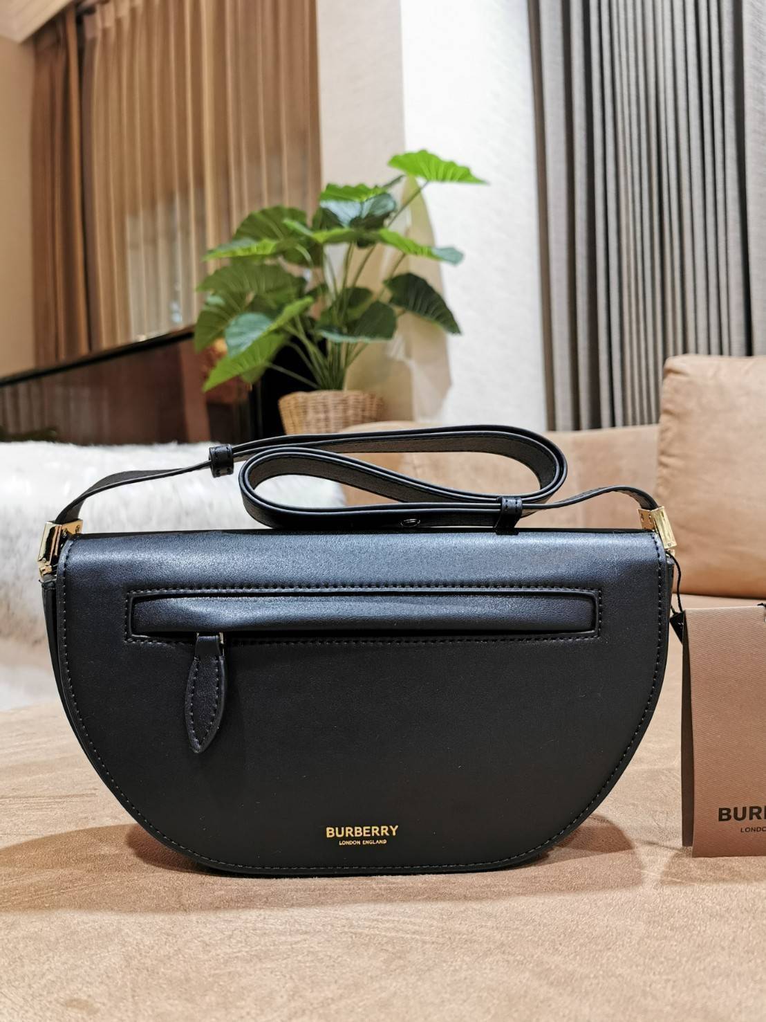 BURBERRY FRAGRANCES HALFMOON BAG VIP GIFT WITH PURCHASE (GWP) กระเป๋าสะพายพรีเมี่ยมกิ๊ฟ Limited Edition รุ่นใหม่จากน้ำหอม BURBERRY DUTY FREE วัสดุหนังแท้ CalfSkin ดีไซน์สวยหรูอยู่ทรงมีโลโก้แบรนด์และช่องซิปด้านหน้า ด้านหลังมีช่องใส่ของ เปิดปิดด้วยฝาปิดแม่เ