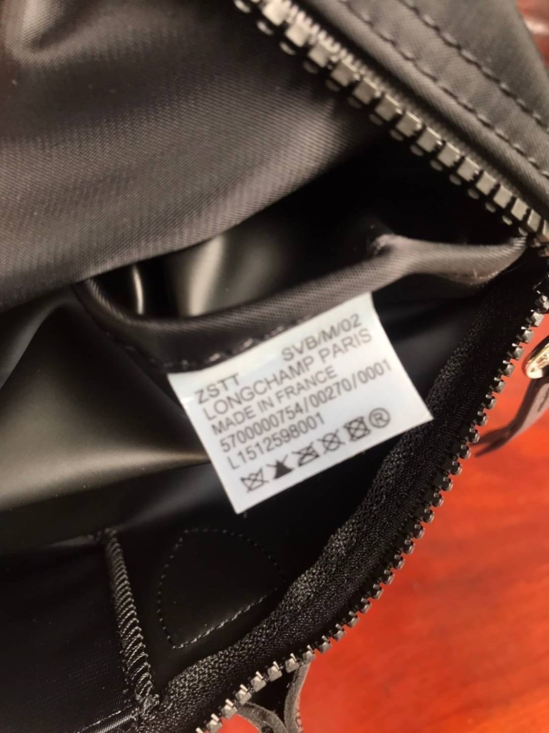 ของแท้ 💯% Longchamp LE PLIAGE NÉO TOP HANDLE BAG (small size) อีกหนึ่งรุ่นยอดนิยม ที่สาวๆ ต้องมีไว้เก็บไว้สักใบ กระเป๋าโท้ทใบนี้ มาพร้อมกับสีที่มีสไตล์เรียบง่าย