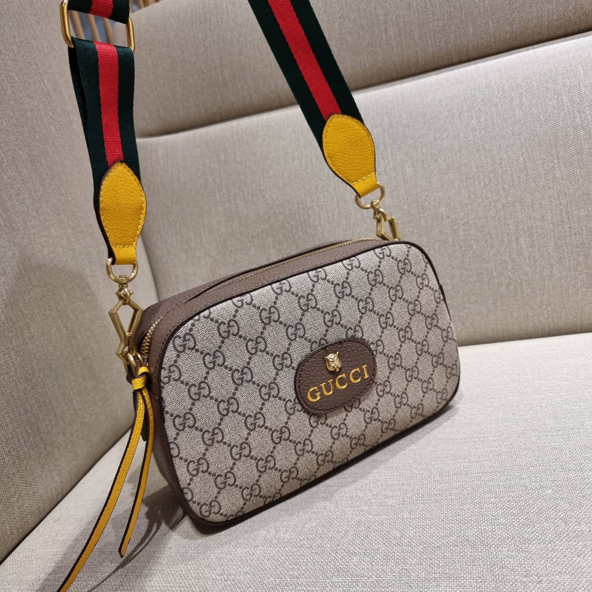 VIP 】GC STRAP SHOULDER BAG กระเป๋าสะพายข้างวีไอพีจากเคาน์เตอร์ duty free วัสดุหนังแคนวาสทนทาน ทรงสวย โดดเด่นตรงสายสะพายสีสดใสเป็นเอกลักษณ์ ตัดกันกับกระเป๋าได้อย่างลงตัว เปิด-ปิดกระเป๋าด้วยซิป รูดใช้งานง่าย ภายในโล่งกว้าง มีช่องแยกให้ ใส่ของสำคัญได้สบายๆ ส