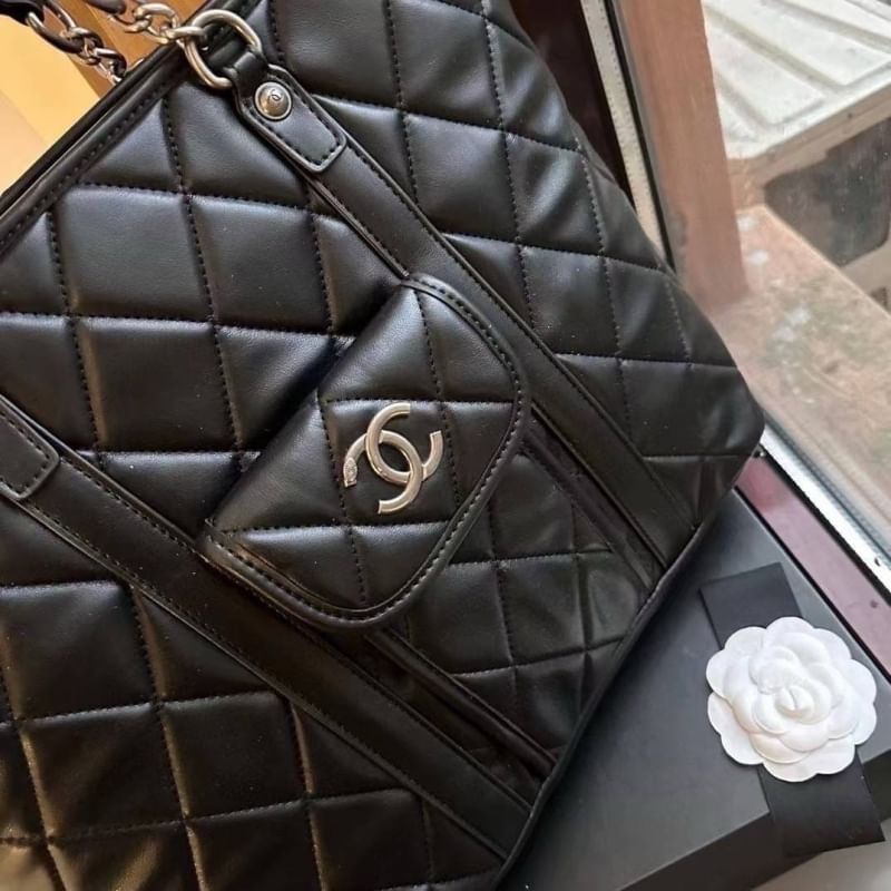 CHANEL Tote Leather Bag ต้อนรับเทศกาลท่องเที่ยวช่วงปีใหม่นี้ ใครมองหากระเป๋าสะพายไปเที่ยว ใบนี้น้องตอบโจทย์แน่นอน กับกระเป๋าทรงโท้ทสีดำคลาสสิก ดีไซน์โทนสีที่ใช้ได้กับทุกโอกาส