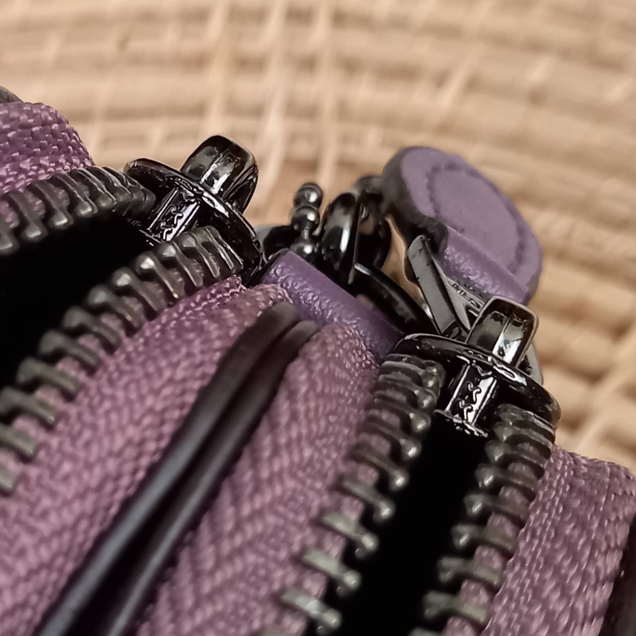 COACH KIRA CROSSBODY IN SIGNATURE CANVAS (COACH F89399)🍁เหมาะมือมาก หยิบใช้ง่ายสบายเลย🌈//รุ่นนี้ จะถือ จะคล้องมือ สะพายคลอสบอดี้ ได้หลายลุค จัดวางตามต้องการได้เลย // มีสายคล้องมือ และสายยาว สามารถถอดได้ทั้ง 2 สาย //เปิด-ปิดด้วยซิป มี2 ช่อง