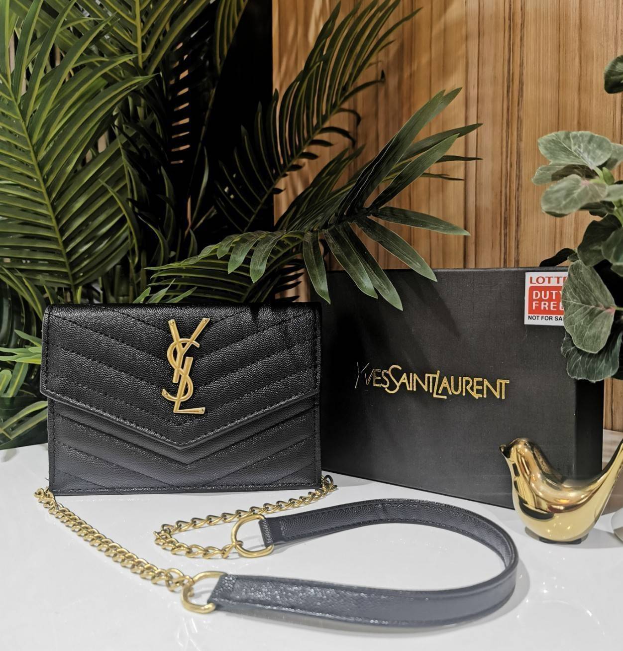 VIP 】YVES SAINT LAURENT YSL BAG VIP GIFT WITH PURCHASE GWP พรีเมี่ยมกิ้ฟ Limited จาก YSL DUTY FREE COUNTER ดีไซน์ทรงสี่เหลี่ยมหนังคาร์เวียขึ้นลายริ้วสวยอยู่ทรงเปิดปิดด้วยฝาปิด Envelop กระดุมแม่เหล็กด้านหน้าประดับโลโก้แบรนด์อะไหล่ทอง ภายในโล่งสามารถใส่มือถ