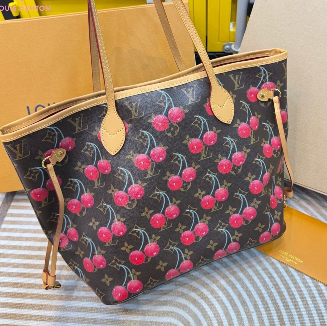 LV Neverfull Takashi Murakami Cerises 🍒🍒 กระเป๋าสะพายทรงโท้ทใบใหญ่ มาพร้อมใบลูก ดีไซน์ใหม่สุดฮิต แต่งแต้มลายเชอรี่สดใส สีสันโดดเด่นไม่ซ้ำใคร