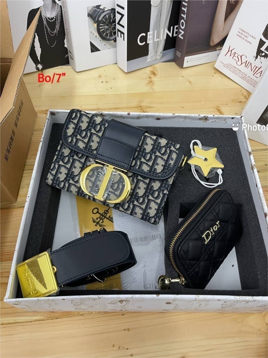DIOR SET BAG / DIOR 30 Montaigne Bag / DIOR ANAGRAM BOX SET / CD LIMITED EDITION GIFT BOX WITH GOLD STAR BOUTIQUE SET พร้อมเสิร์ฟครบชุด แรร์ไอเท็ม ที่ถูกรวมไว้ในหนึ่งเดียว กับ gift box limited จัดให้ทั้งกระเป๋าสะพายสุดหรู กระเป๋าสตางค์ใบสั้นรุ่นคลาสสิค แล