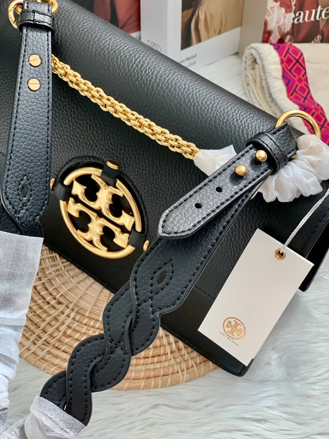 สวยจริงไม่จกตาจ้าา😘 TORY BURCH MILLER SHOULDER BAG BRAIDED STRAP LARGE ((81668)) พร้อมส่งที่ไทย! กระเป๋าหิ้วและสะพายไหล่ได้ในตัว หนังแท้ลายหนังสวยมากๆค่ะ ด้านหน้ามีอะไหล่โลโกแบรนด์ หรู สะพุดตาทีเดียว เปิดปิดกระเป๋าแบบฝาปิด ภายในมีช่องหลักใส่ของ2ช่