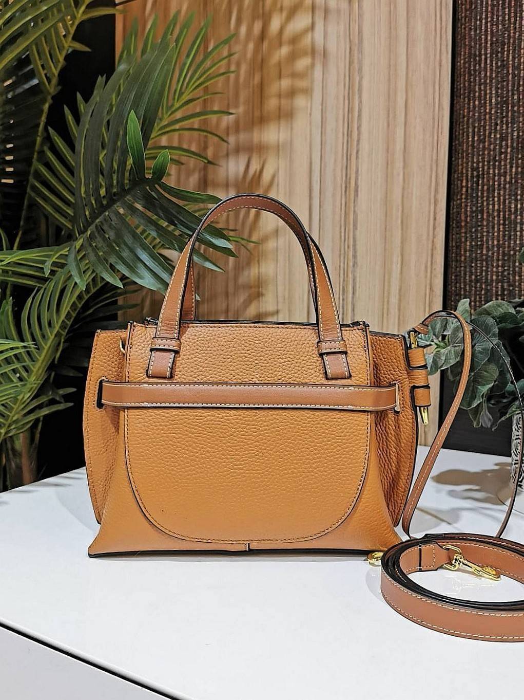 VIP 】LOEWE HANDBAG VIP GIFT WITH PURCHASE (GWP) กระเป๋าถือหรือสะพาย รุ่น Limited จาก LOEWE DUTYFREE วัสดุ Calfskin หนังแท้รูปทรงอานม้าสวยอยู่ทรงด้านหน้าตกแต่งด้วยสายหนัง (Belt) ประดับอะไหล่แบรนด์สีทองรูปกลอนประตูด้านข้างเป็น Signature ภายในโล่งกว้าง ใส่มื