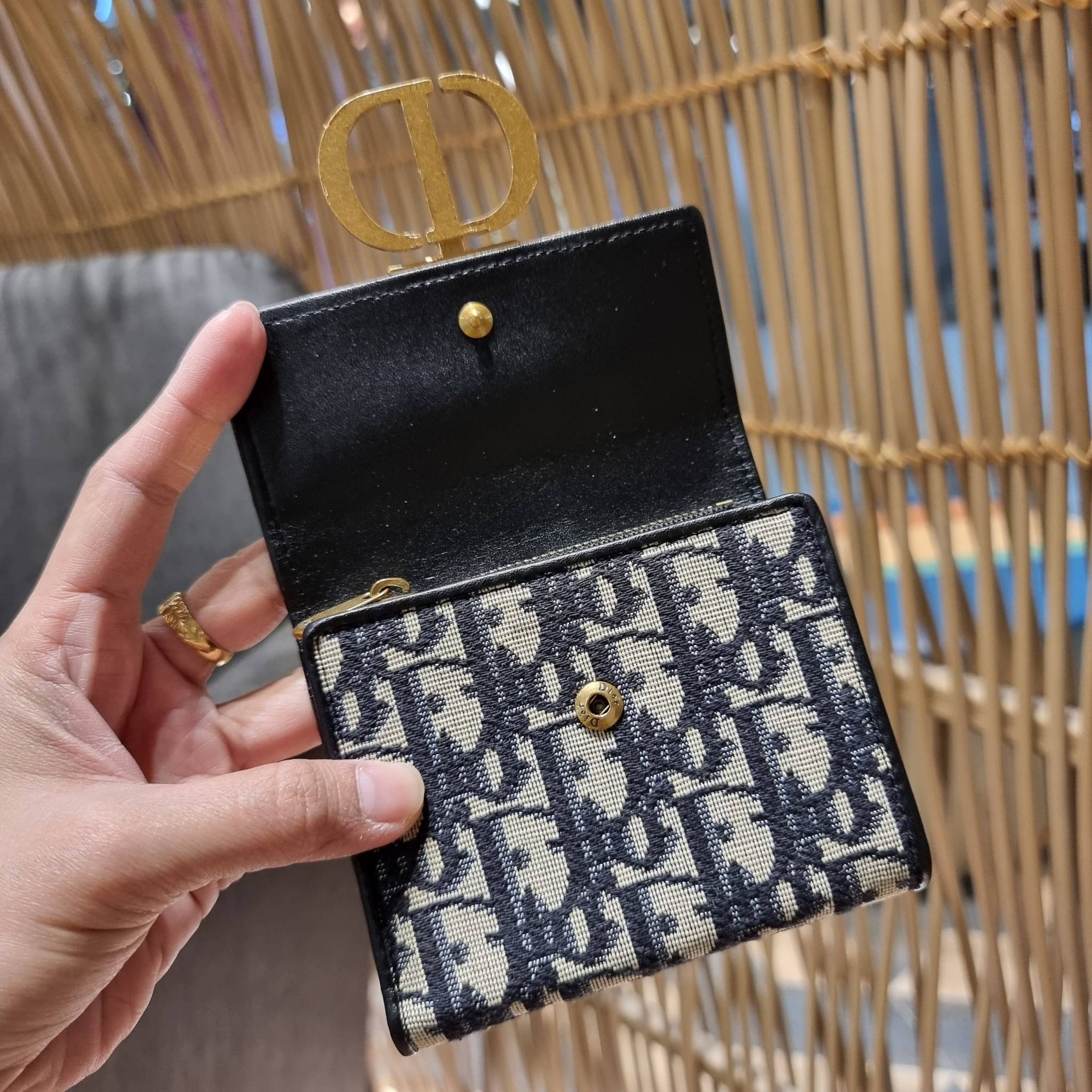 VIP 】CD TRIFOLD WALLET WITH GWP ที่สุดของความคลาสสิค กระเป๋าสตางค์ใบสั้นแบบพับ พรีเมี่ยมกิ๊ฟจากเคาน์เตอร์ วัสดุผ้าแคนวาสปักลาย สลับหนังแท้ภายใน โลโก้สีทองเหลือง สวยวินเทจ โดดเด่นเป็นเอกลักษณ์ ภายในมีช่องใส่บัตร ใส่ธนบัตร ใส่เหรียญได้ คัดมาให้แบบปังๆ ต้องจ