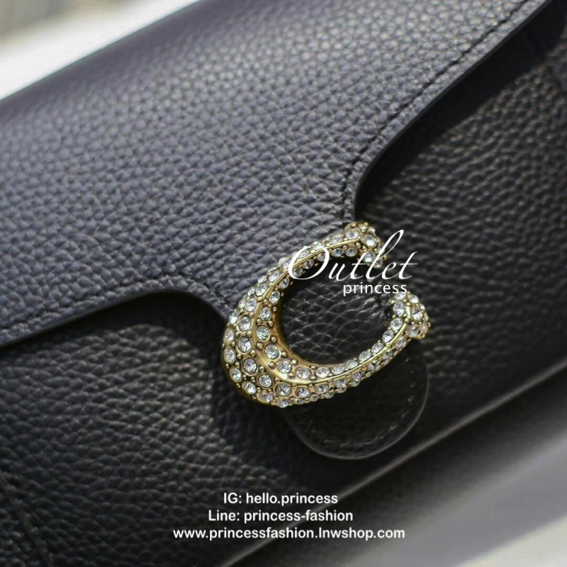 Coach Tabby Chain Clutch Detail : กระเป๋าทรงสวย สะพาย เป็นcrossbody หรือ จะถือเป็รครัชเก๋ๆ ออกงานก็สวยหรู ดูแพง สายสะพายเป็นสายโซ่แข็งแรง โดดเด่นด้วยหัวกระดุมเปิด ด้วนสัญลักษณ์รูปตัวC กากเพชร สวยยย เด่น และหรูมากๆ ใครยังไม่มี รีบซื้อเก็บไว้สักใบ หรือ เป็น