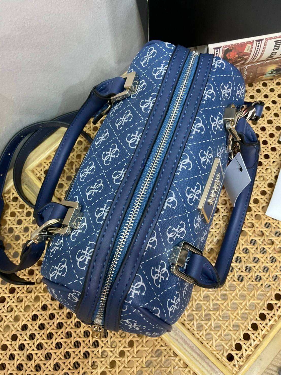 Guess Handbag with Small Shoulder Strap Tyren SG796605 New collection!! Guess ทรงหมอน ขนาดเล็ก ลายซิกเนเจอร์แบรนด์ ทรงหมอนยอดฮิต มีให้เลือก 5 สี สีสวยคลาสสิก เข้ากับง่ายกับทุกชุด ปิด/เปิด ด้วยซิป ภายในโล่งกว้าง แยกเป็นสัดส่วนใช้งาน ซับในตราแบรนด์ ใส่กระเป