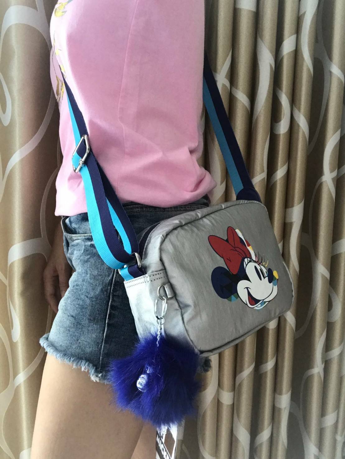 Disney's Mickey&Jungle Book Veni Crossbody Bag รุ่นLimited Edition ทรงสะพายข้าง ขนาดกำลังดี วัสดุpolester100% ดีเทลด้านหน้าลายการ์ตูนของวอลด์ดิสนีย์ เปิดปิดด้วยซิปเดียวด้านบน ภายในกว้าง มีช่องซิปและที่ห้อยพวงกุญแจ ฐานกว้างจุของได้เยอะสามารถสะพายได้ทั
