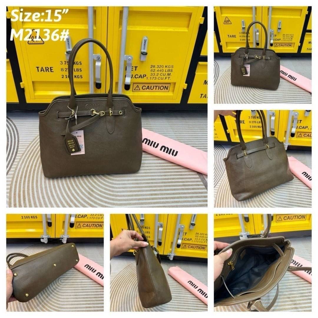 MIU MIU Aventure nappa leather bag กระเป๋าถือใบใหญ่ รุ่นใหม่สวยเก๋สุดชิค ทรงเก๋ ใช้งานง่าย เรียบหรูดูลัคชูสุดๆ เป็นไอเท็มที่ถือแล้วดูมีเทสมากกก