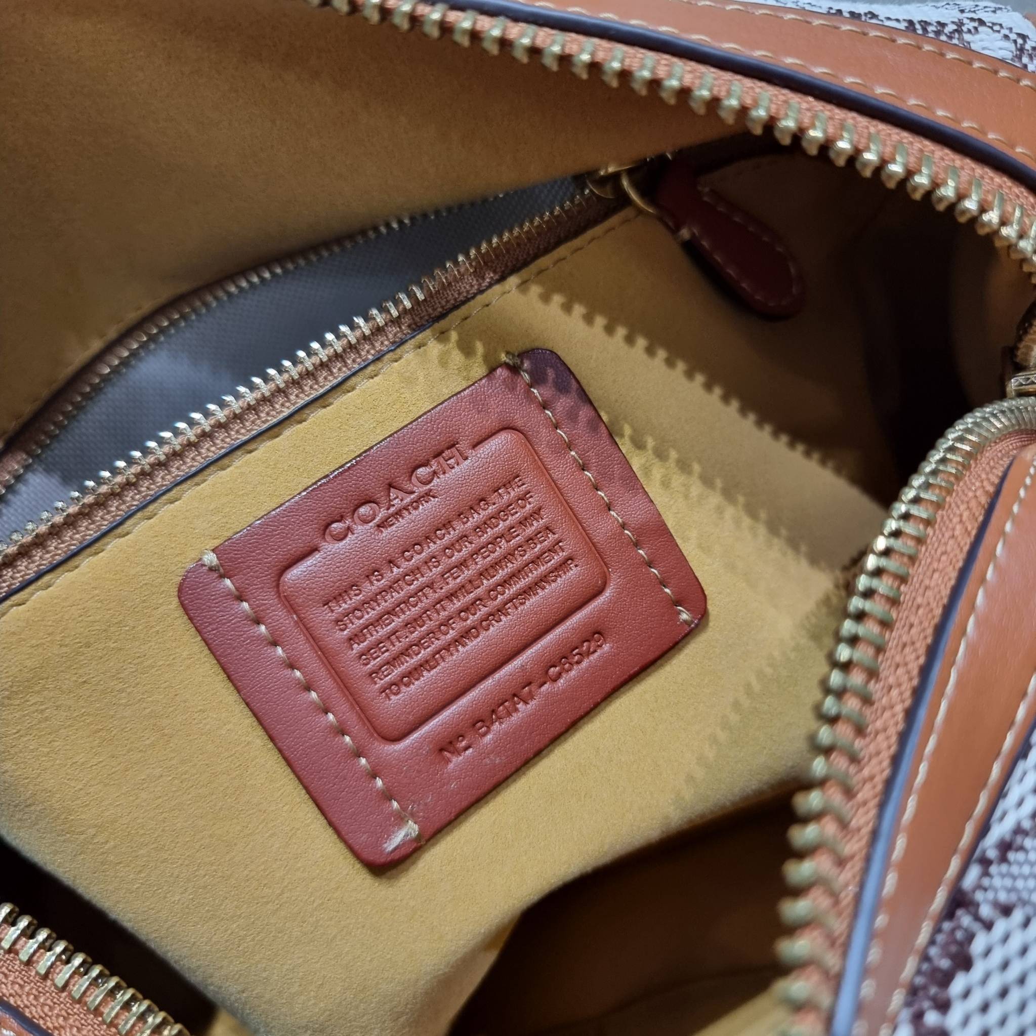 COACH C8529 RUBY SATCHEL 25 IN SIGNATURE TEXTILE JACQUARD ใหม่ก่อนใคร ไม่ต้องรอพรี! กับกระเป๋าทรงหมอนดีไซน์ใหม่ ใบใหญ่ แต่น้ำหนักเบา ด้วยวัสดุผ้า jacquard ถักทอลายซีเอกลักษณ์ ตัดสลับหนังแท้ เพิ่มดีเทลความหรู มาพร้อมหูจับในตัว และสายสะพายครอสสีเข้ากับตัวกร