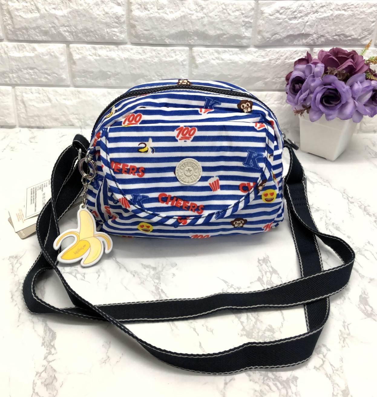 Kipling Emoji Shoulder Bag 2018 New arrival! กระเป๋าสะพายหรือ crossbody size mini วัสดุ nylon คุณภาพดี กันน้ำได้ระดับนึงค่ะ ดีไซน์รูป emoji น่ารักมากๆ ด้านหน้ามี 1 ช่องใส่ของ ช่องหลักเปิดปิดด้วยซิป ภายในโล่งใส่ของได้จุ มีช่องเล็ก และช่องซิปค่ะ ซับในลาย em