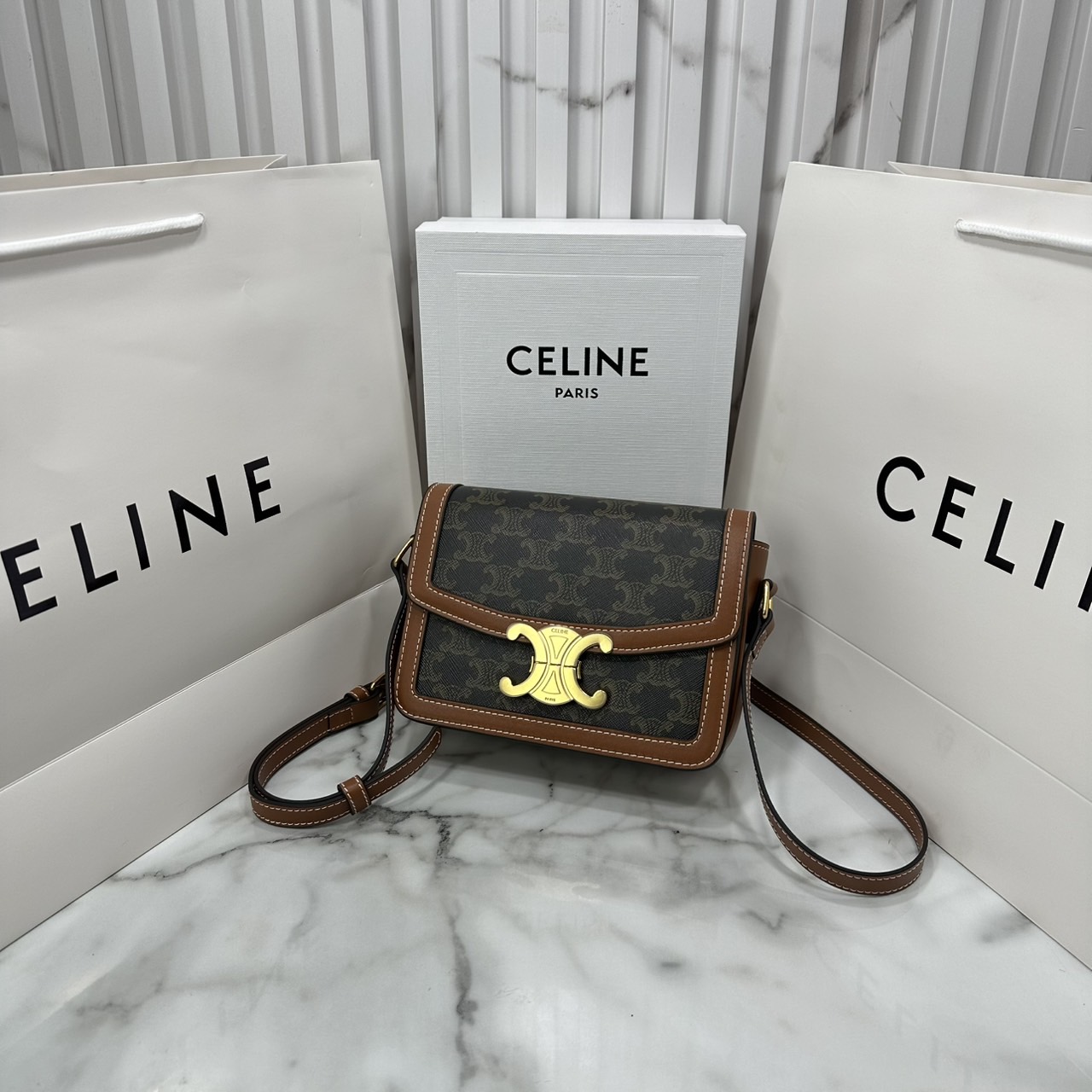 ORI หนังแท้ | 7" CELINE TRIOMPHE TEEN BAG in glossy leather กระเป๋าสะพายรุ่นยอดนิยม ถ่ายทอดให้เห็นถึงแก่นแท้ของสไตล์แบบ CELINE งานหนังเรียบเงาสวยหรูหรา