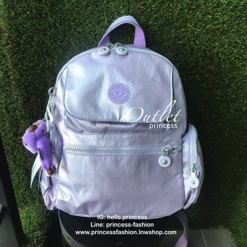 Kipling Matta Small Metallic Backpack กระเป๋าเป้ขนาดกำลังดี วัสดุไนล่อนเคลือบกันน้ำ มีน้ำหนักเบา มีช่องเก็บของหลายช่อง แบ่งเป็นช่องด้านหน้า 2 ช่องและด้านข้างอีก 2 ช่อง ช่องใหญ่ปิดเปิดด้วยซิปคู่ภายในมีช่องซิป ช่องใส่ของจุกจิกและสายห้อยพวงกุญแจ ด้านหน้าประด